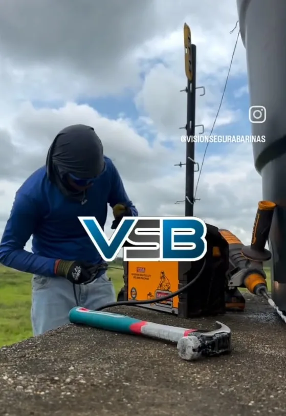 Técnico de VSB instalando un cerco eléctrico con una herramienta de montaje