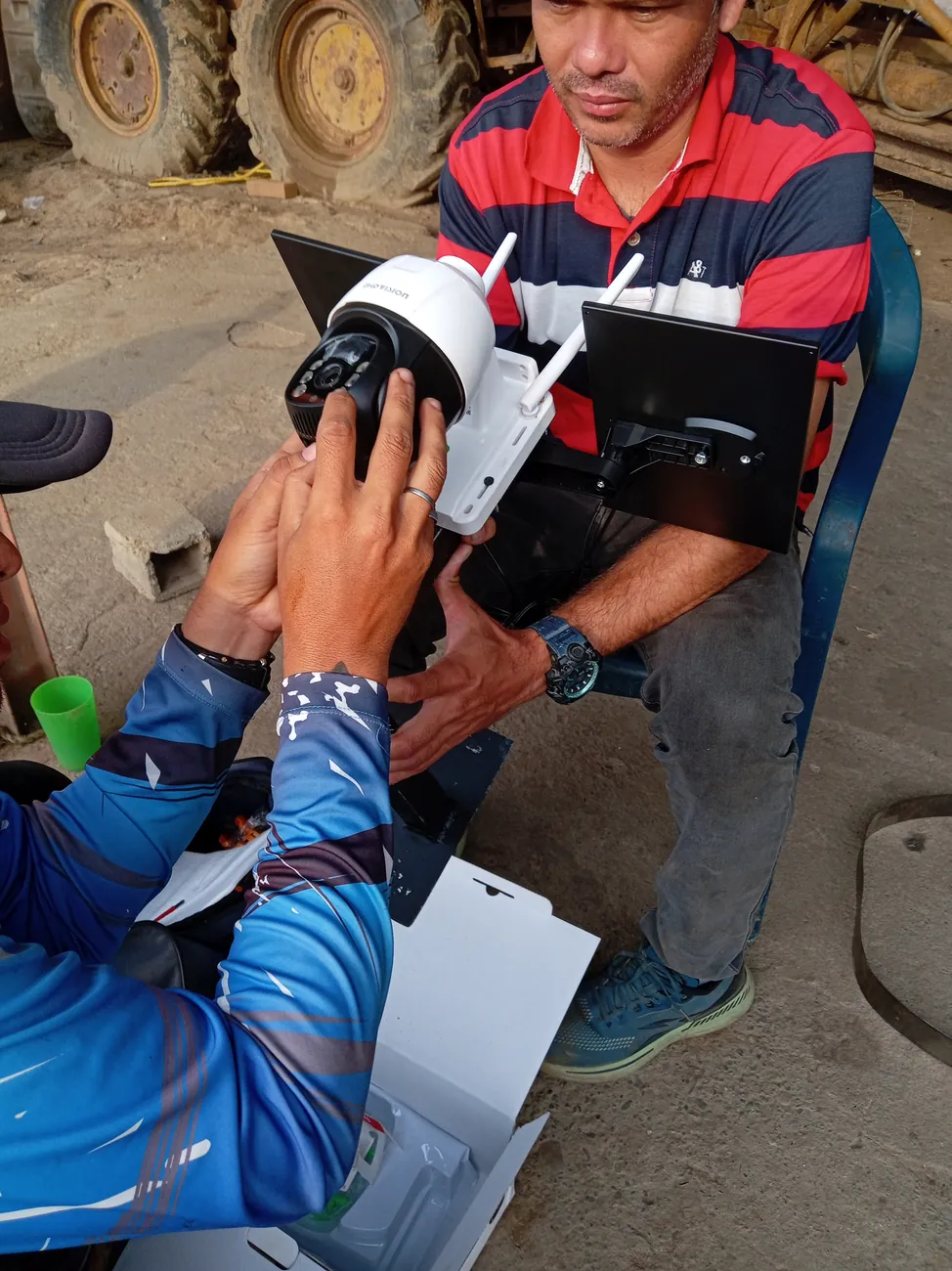 Técnicos de VSB configurando una cámara PTZ con una tableta