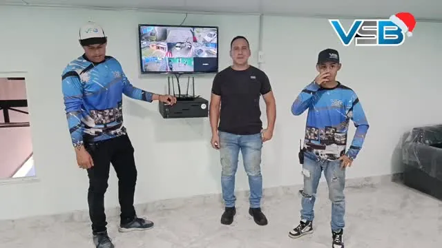 Tres integrantes del equipo VSB frente a un monitor de cámaras