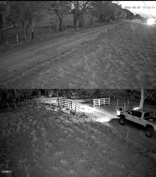 Vista nocturna de las cámaras de una finca, con una camioneta en el camino