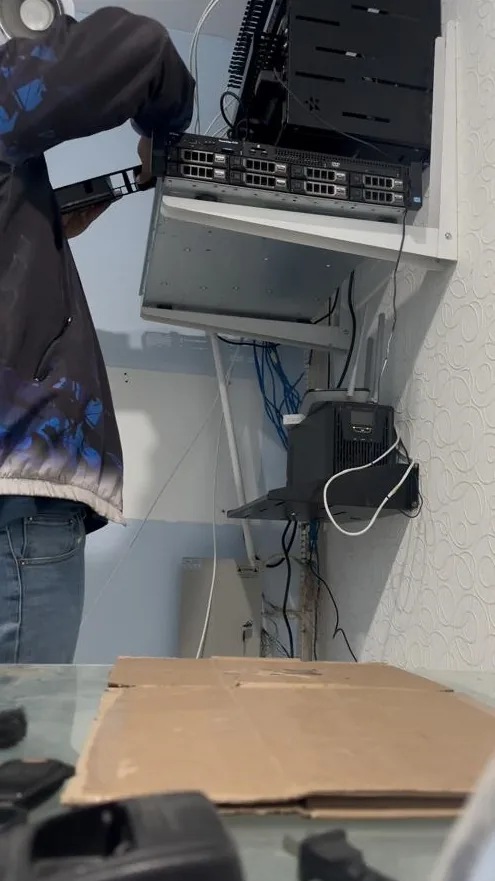 Técnico instalando equipos de red en un gabinete